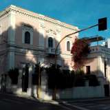 Dai colori pi� tenui e delicati sono una casa d�epoca rosa pallido, ricca di finestre e balconi decorati in pietra...